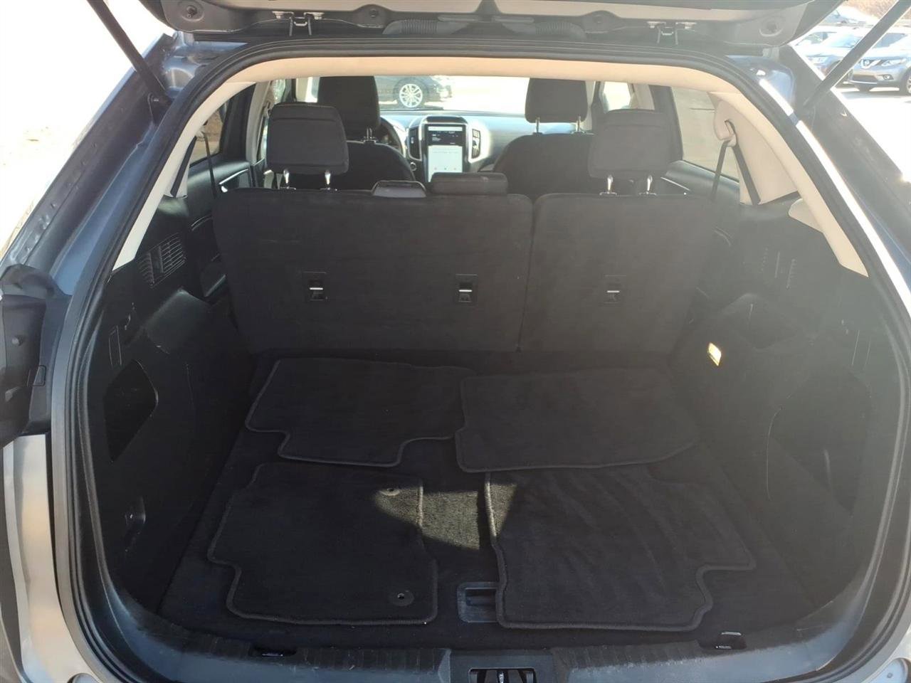 Used 2022 Ford Edge SE image 11