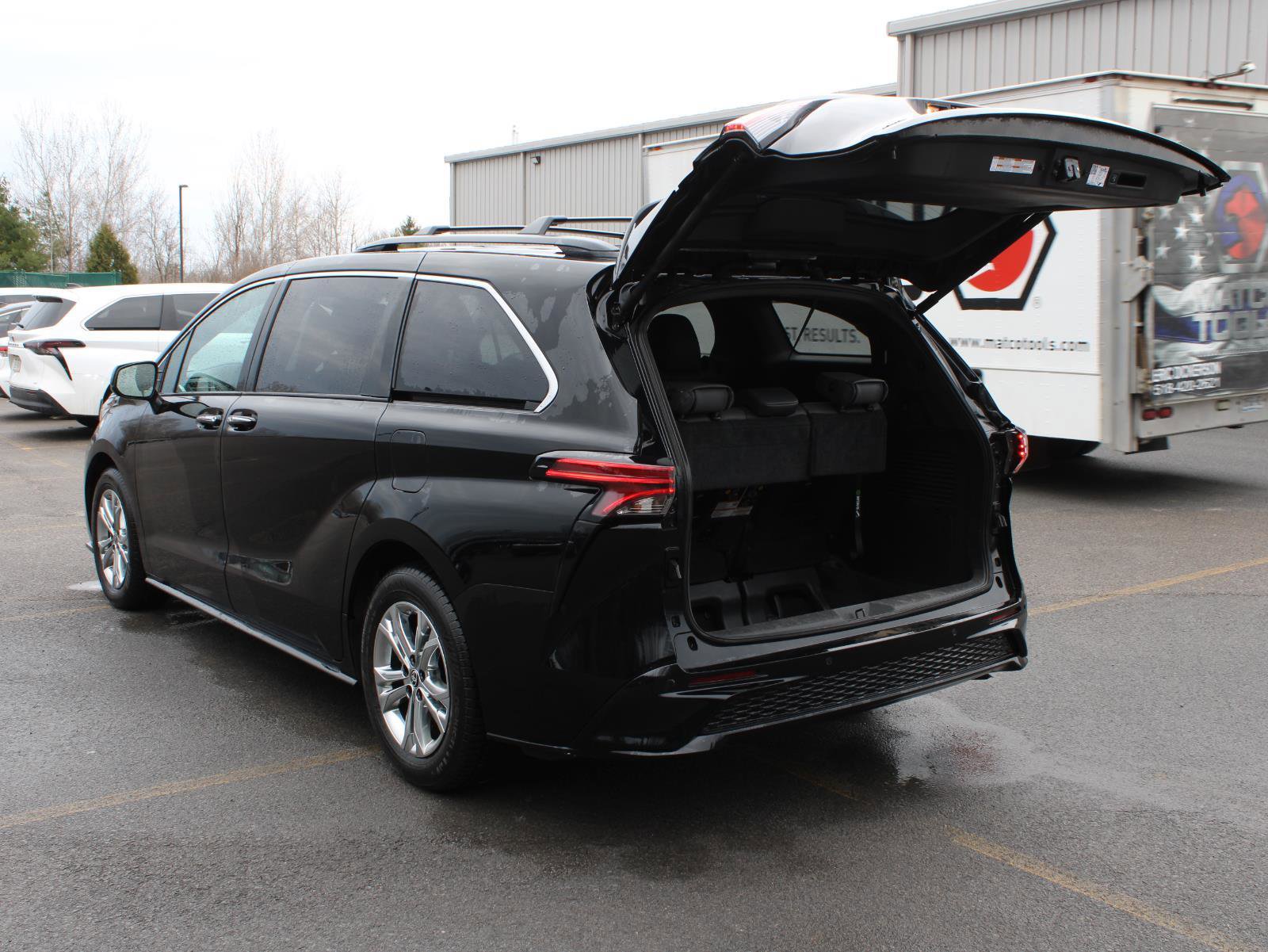 Used 2022 Toyota Sienna XSE w/ XSE Plus Package image 7