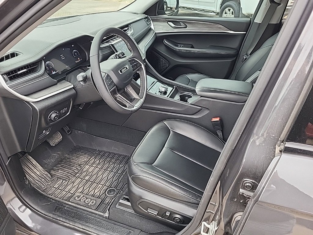 Used 2024 Jeep Grand Cherokee Limited w/ Black Appearance Package image 12