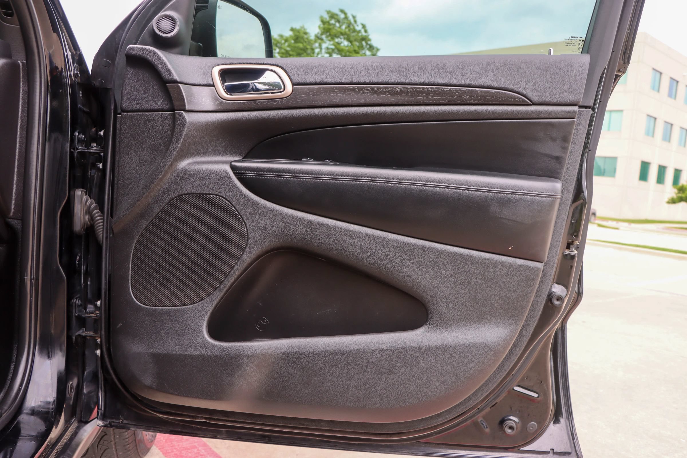 Used 2017 Jeep Grand Cherokee Laredo RWD image 9