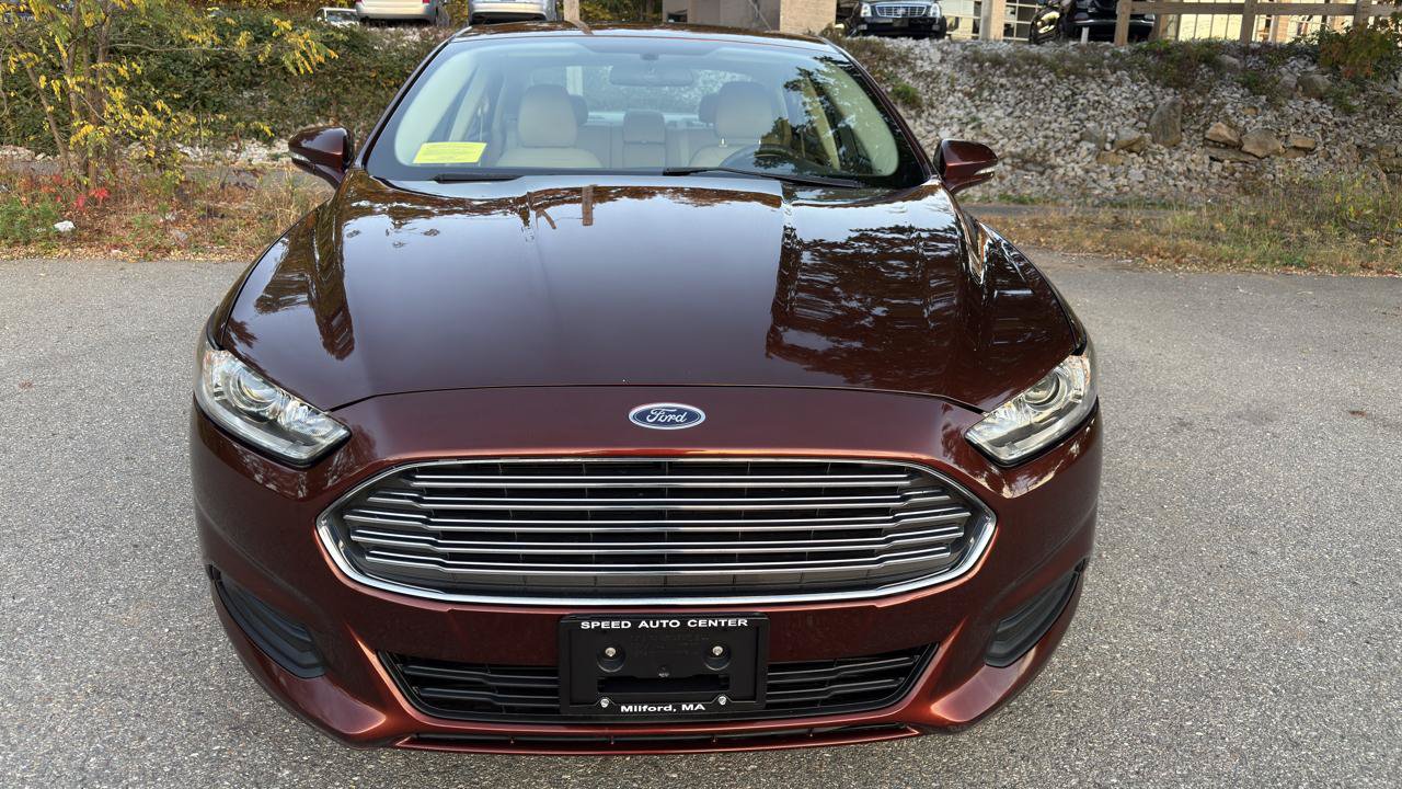 Used 2016 Ford Fusion SE FWD image 2