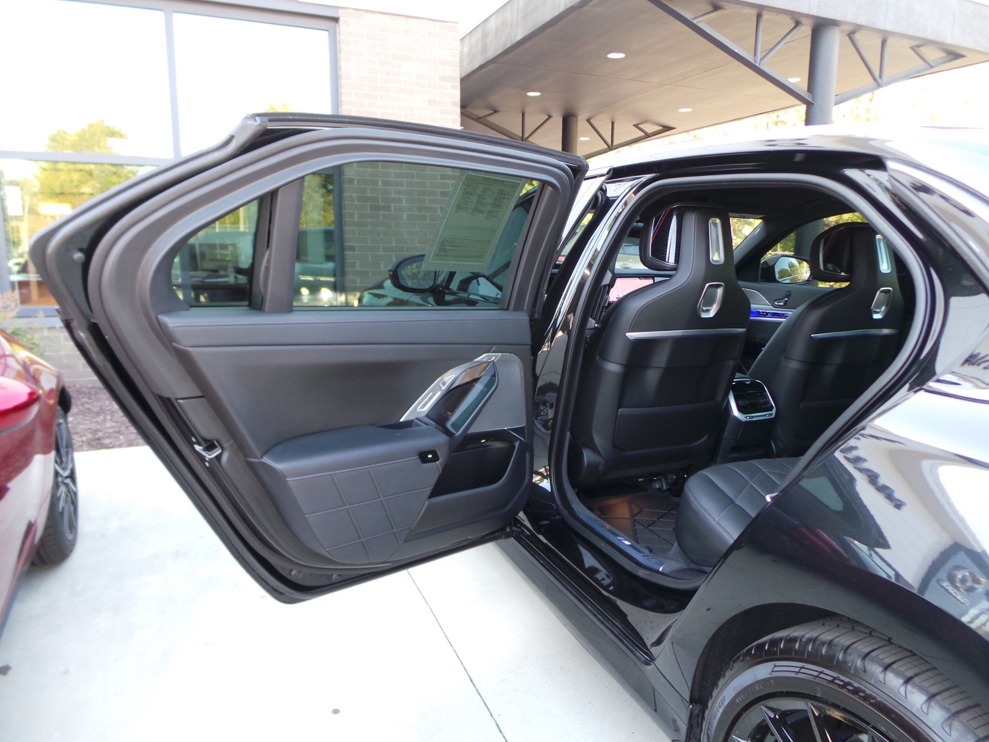 Used 2024 BMW 750e xDrive w/ Executive Package AWD/4WD image 36