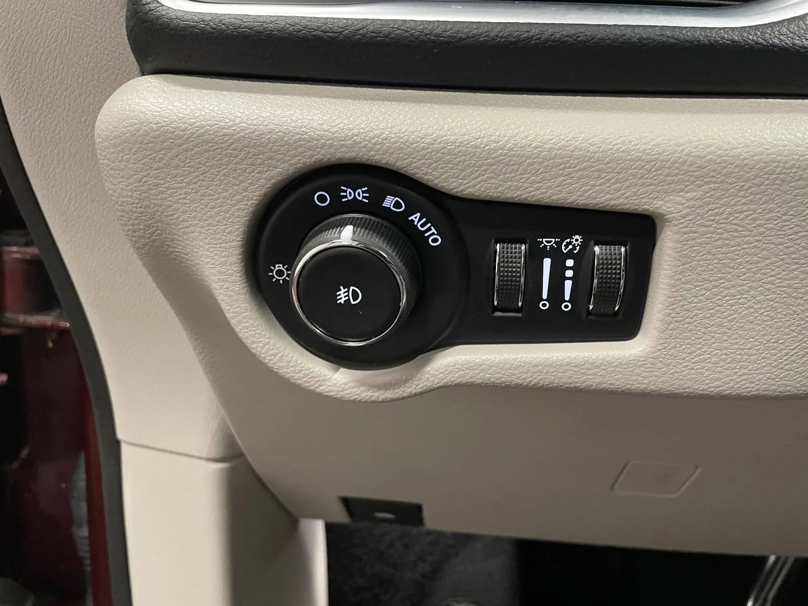 Used 2019 Chrysler Pacifica Limited w/ Tire & Wheel Group image 26