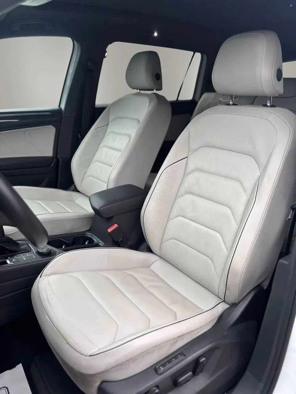 Used 2020 Volkswagen Tiguan SEL Premium R-Line w/ 3rd Row Seat Package AWD/4WD image 10