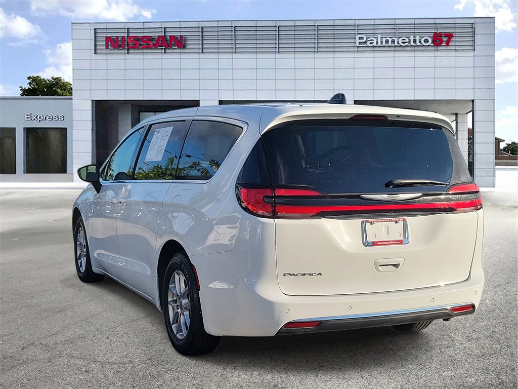 Used 2024 Chrysler Pacifica Touring-L image 4