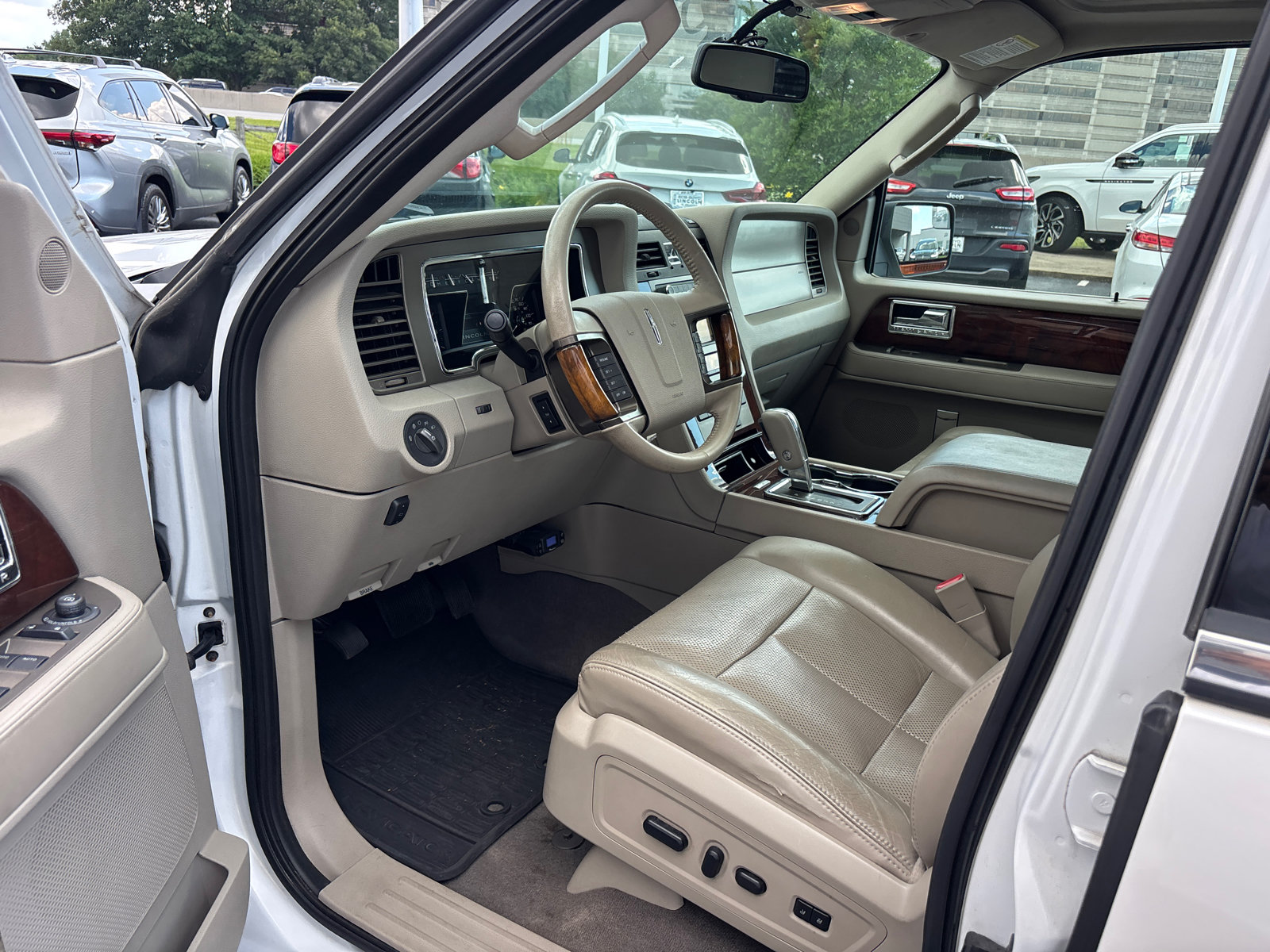 Used 2014 Lincoln Navigator L 4WD image 23