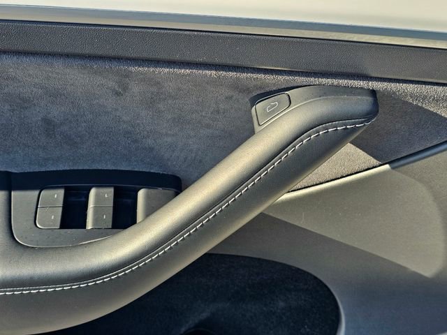 Used 2023 Tesla Model Y Long Range image 22