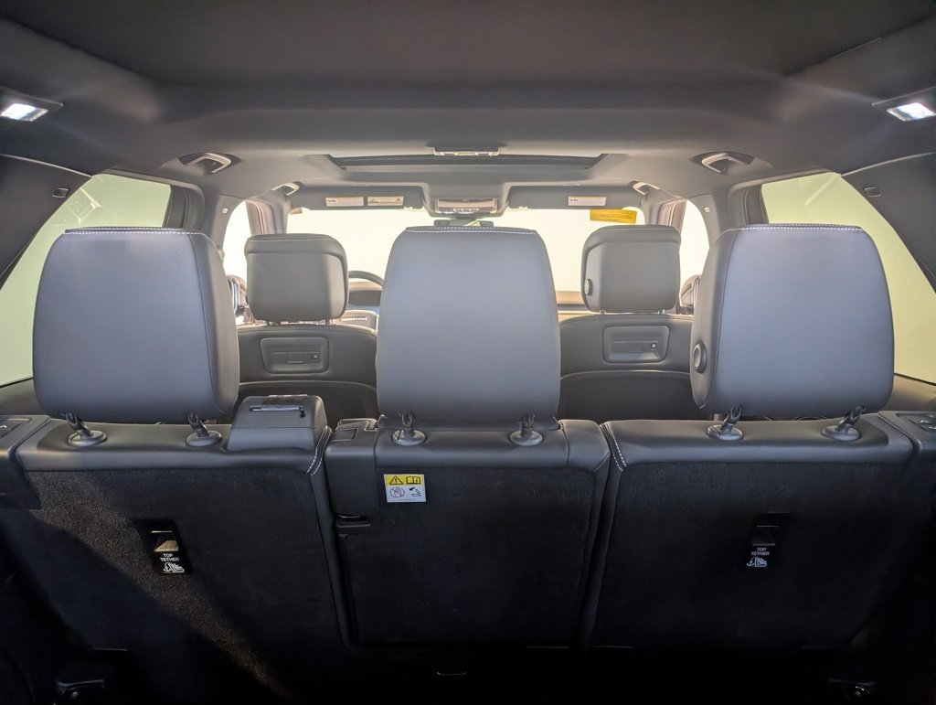 Used 2024 Land Rover Discovery Dynamic SE image 32
