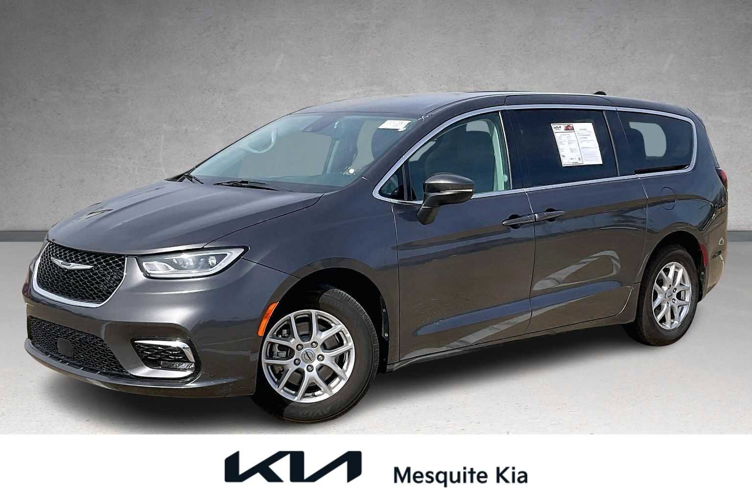 Used 2023 Chrysler Pacifica Touring-L image 1