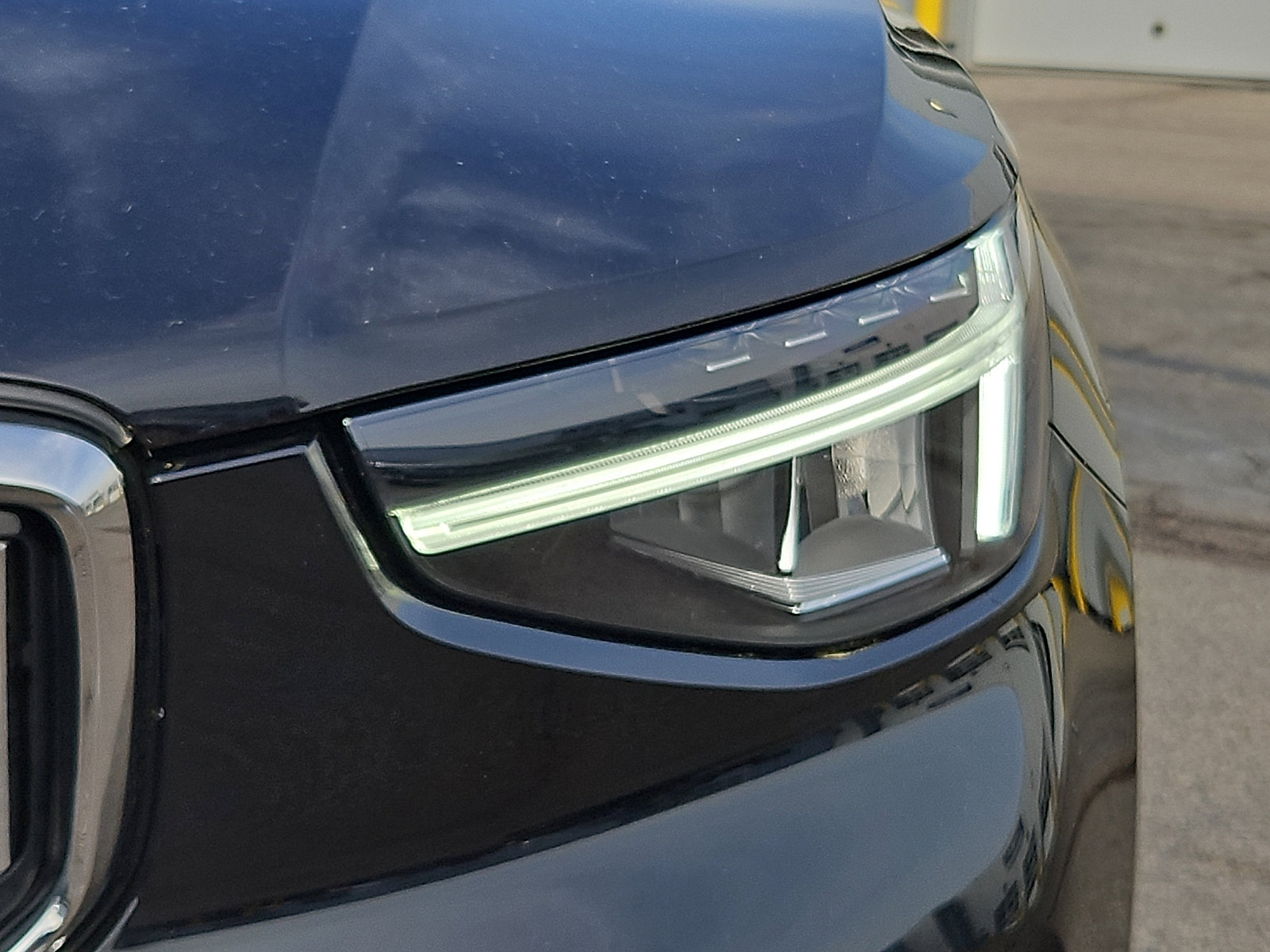 Certified 2023 Volvo XC40 B5 Plus w/ Climate Package image 9