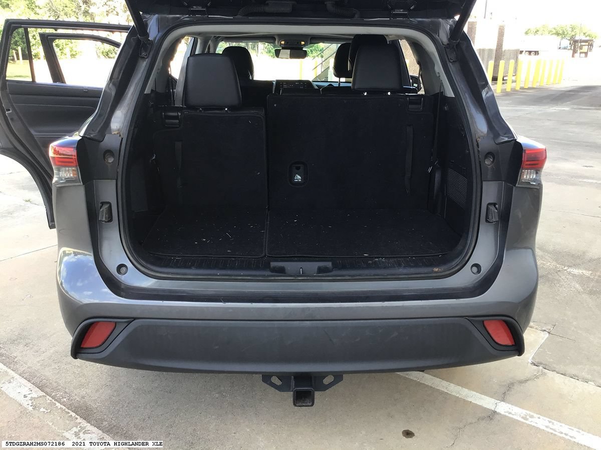 Used 2021 Toyota Highlander XLE FWD image 12