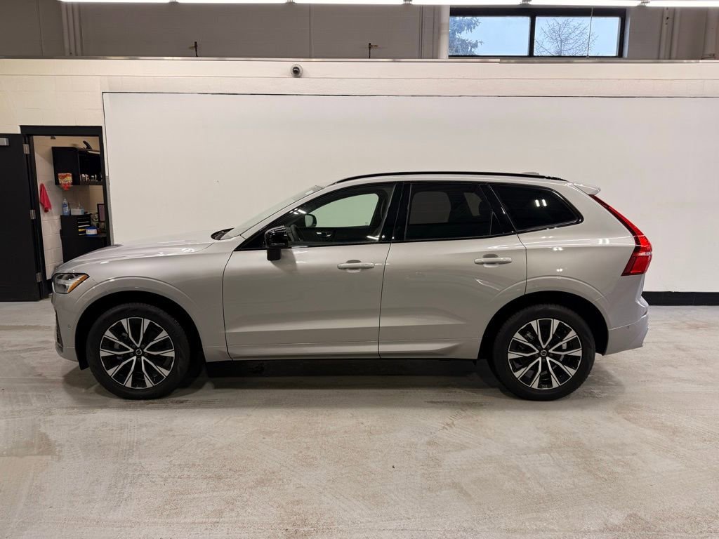 Used 2025 Volvo XC60 B5 Plus image 2