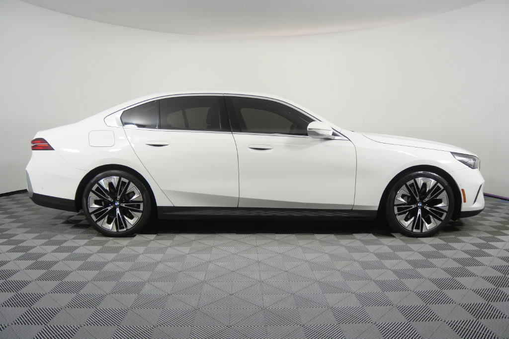 Used 2024 BMW 530i w/ Convenience Package RWD image 3