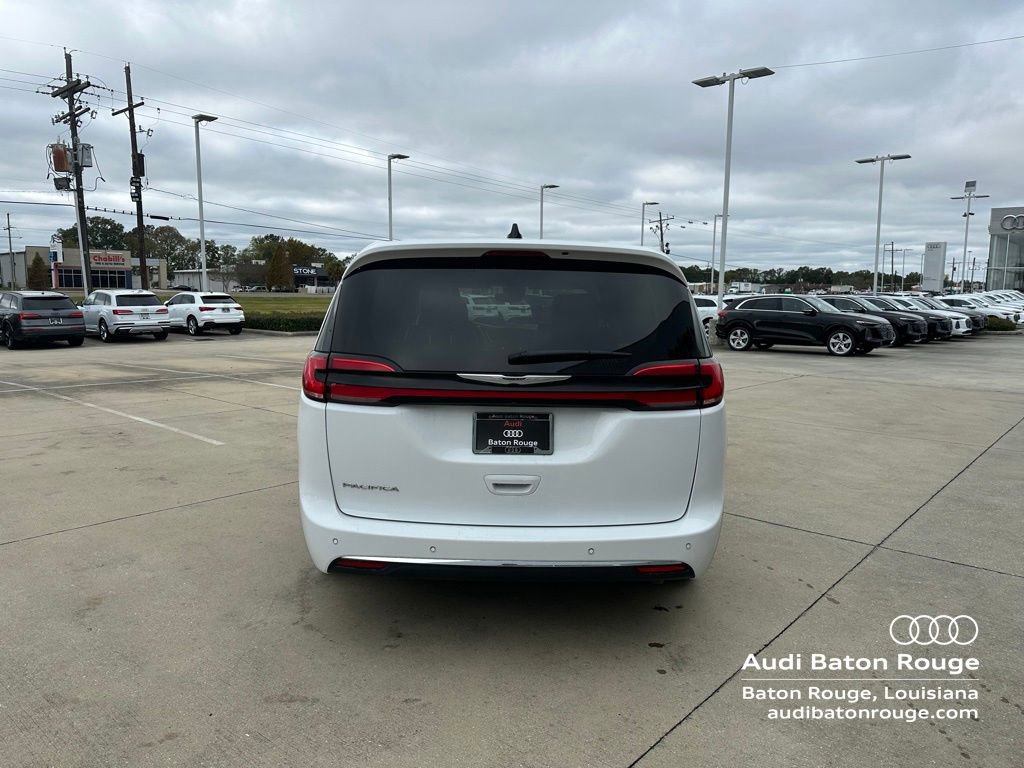 Used 2024 Chrysler Pacifica Touring-L image 4