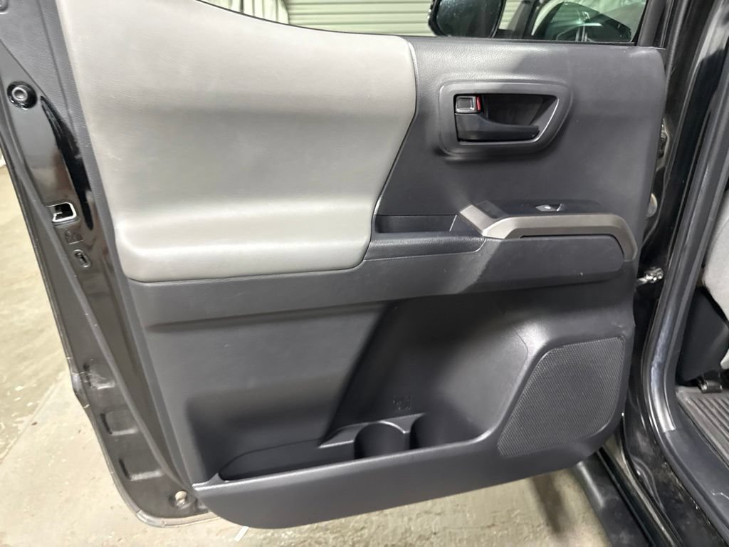 Used 2022 Toyota Tacoma SR5 w/ Technology Package RWD image 17