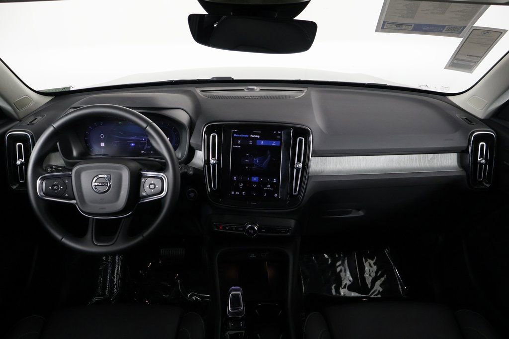 Used 2025 Volvo XC40 B5 Ultra w/ Climate Package image 8