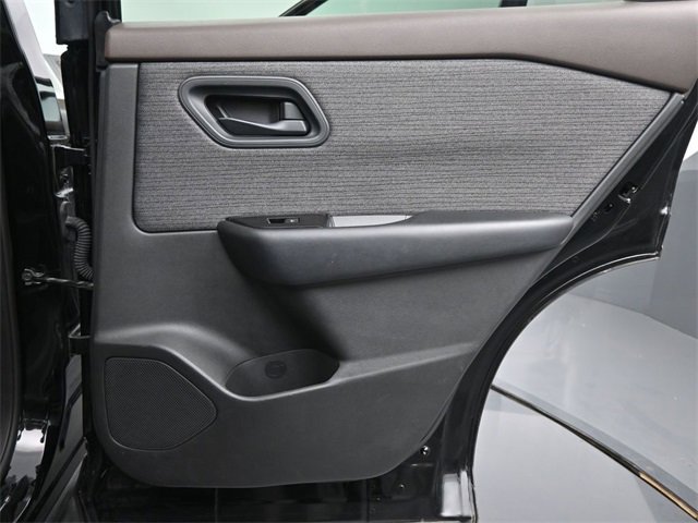 Used 2023 Nissan Rogue S image 16