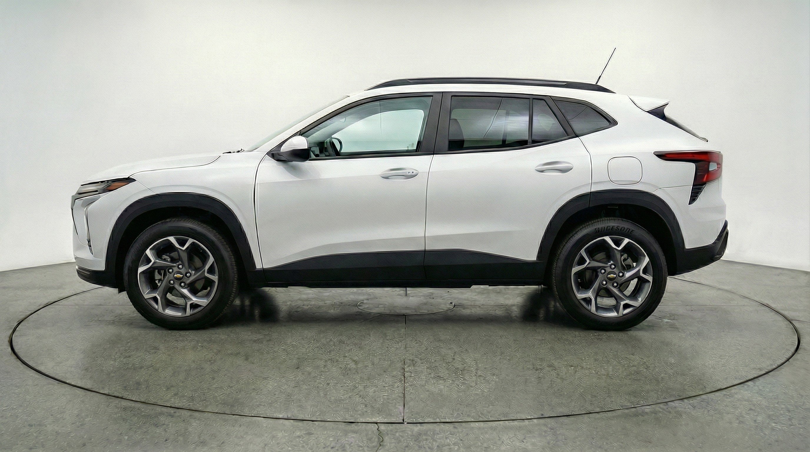 Used 2025 Chevrolet Trax LT FWD image 5