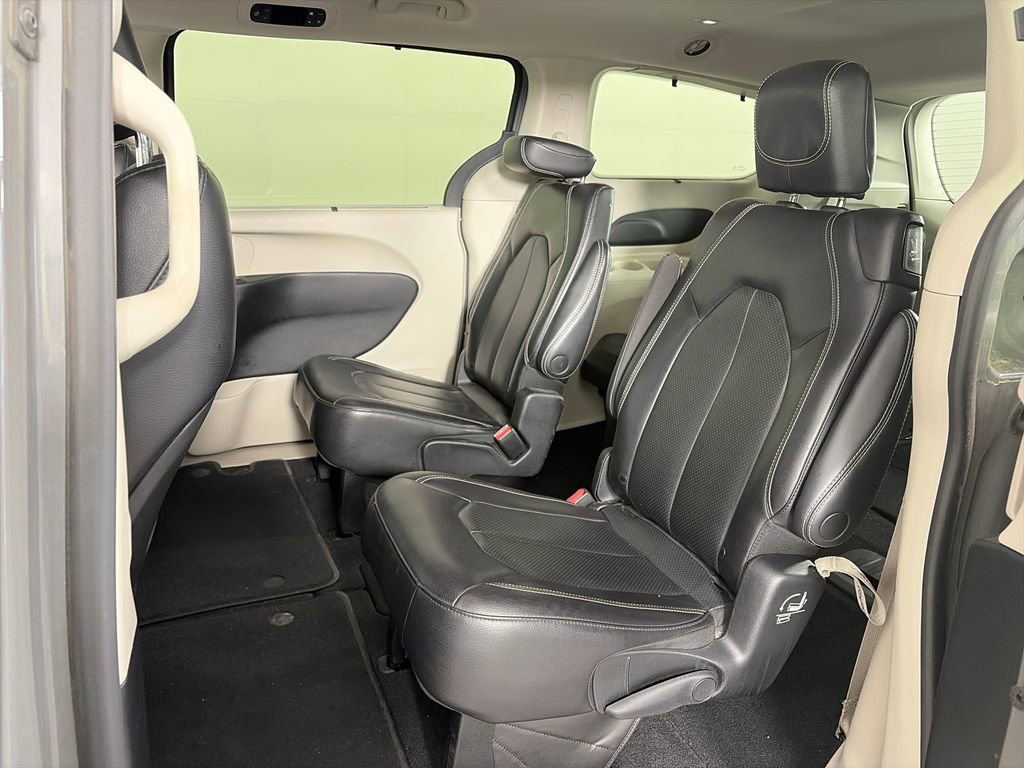 Used 2022 Chrysler Pacifica Touring-L FWD image 12