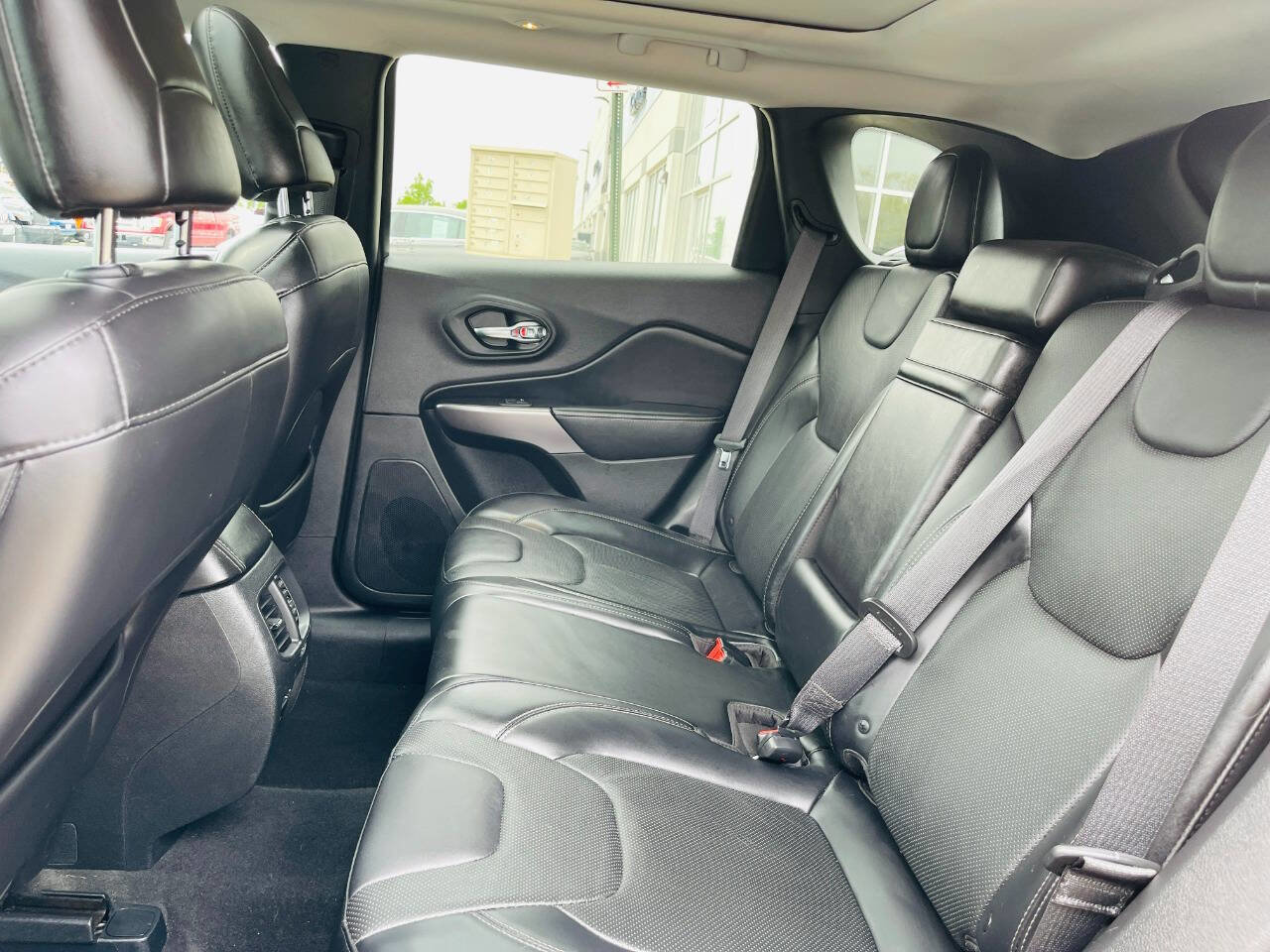 Used 2019 Jeep Cherokee Limited image 22
