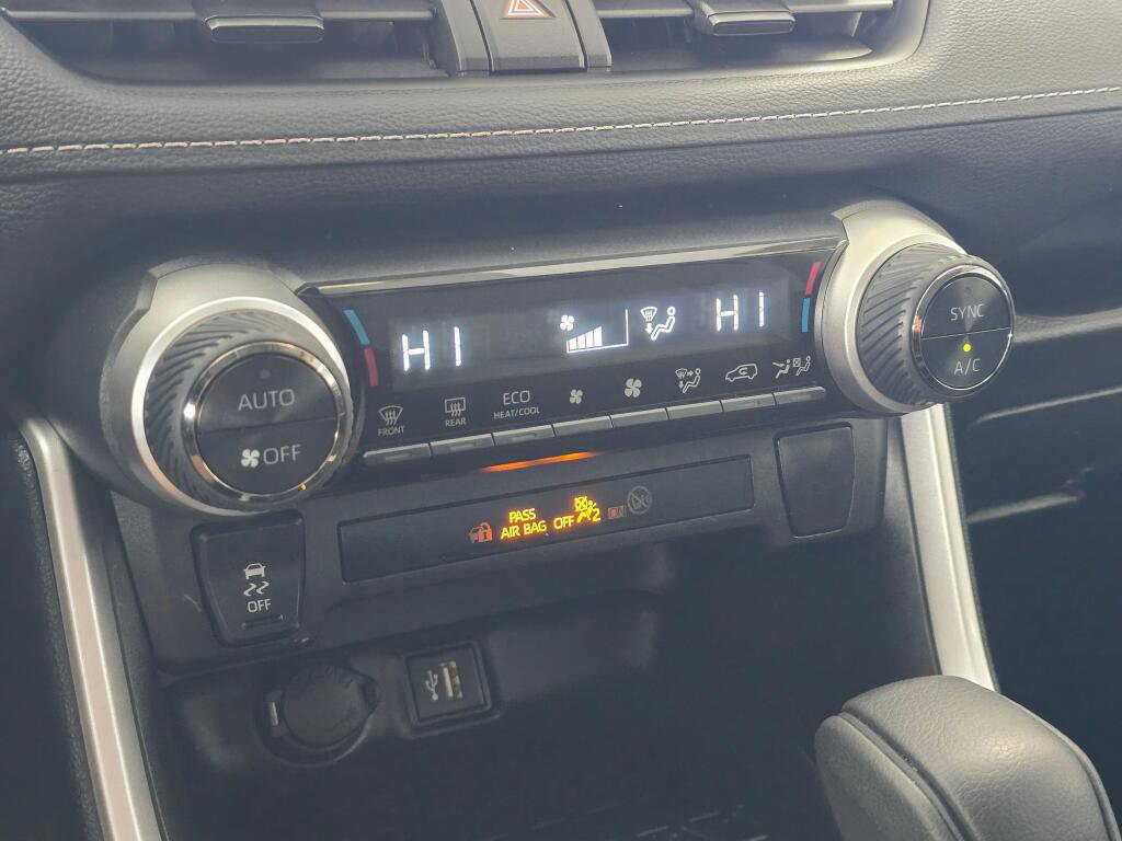 Used 2025 Toyota RAV4 XLE image 32