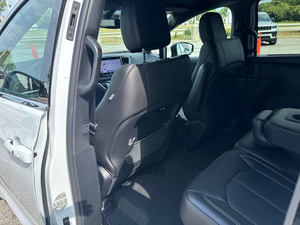 New 2027 Chrysler Pacifica Select FWD image 16
