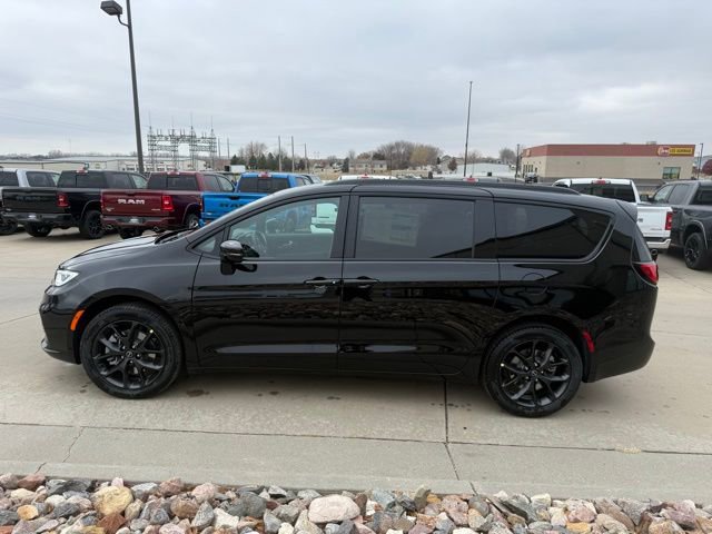New 2026 Chrysler Pacifica Select w/ S Appearance Package AWD/4WD image 4