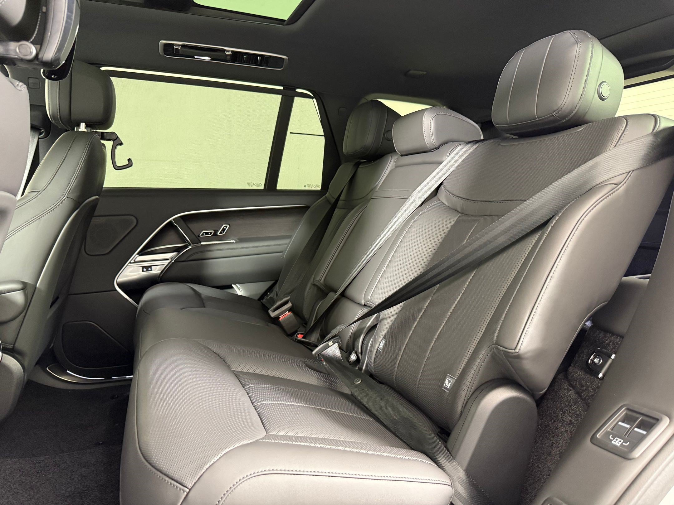 New 2026 Land Rover Range Rover Long Wheelbase SE AWD/4WD image 22