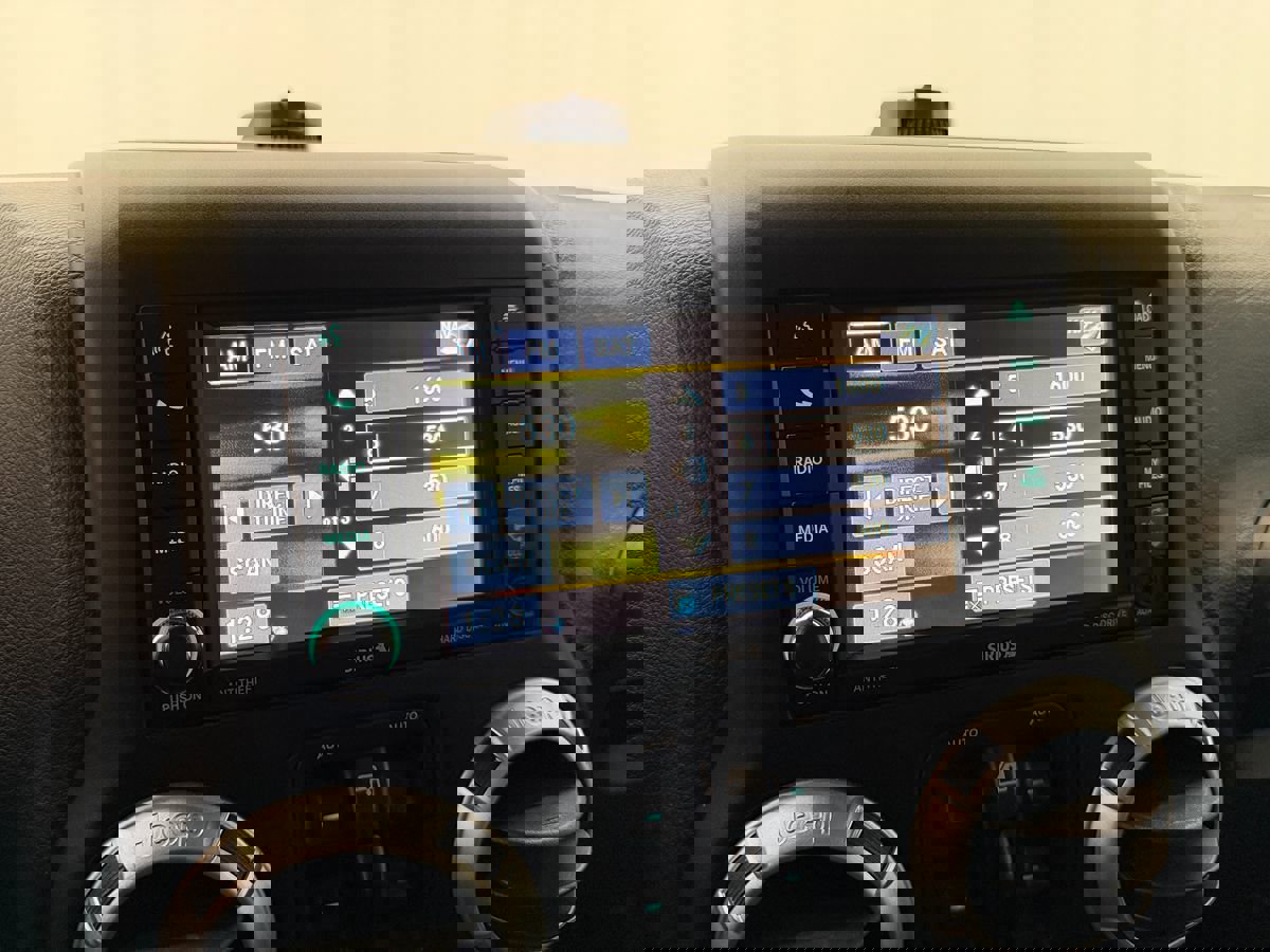 Used 2015 Jeep Wrangler Unlimited Rubicon w/ Connectivity Group image 16