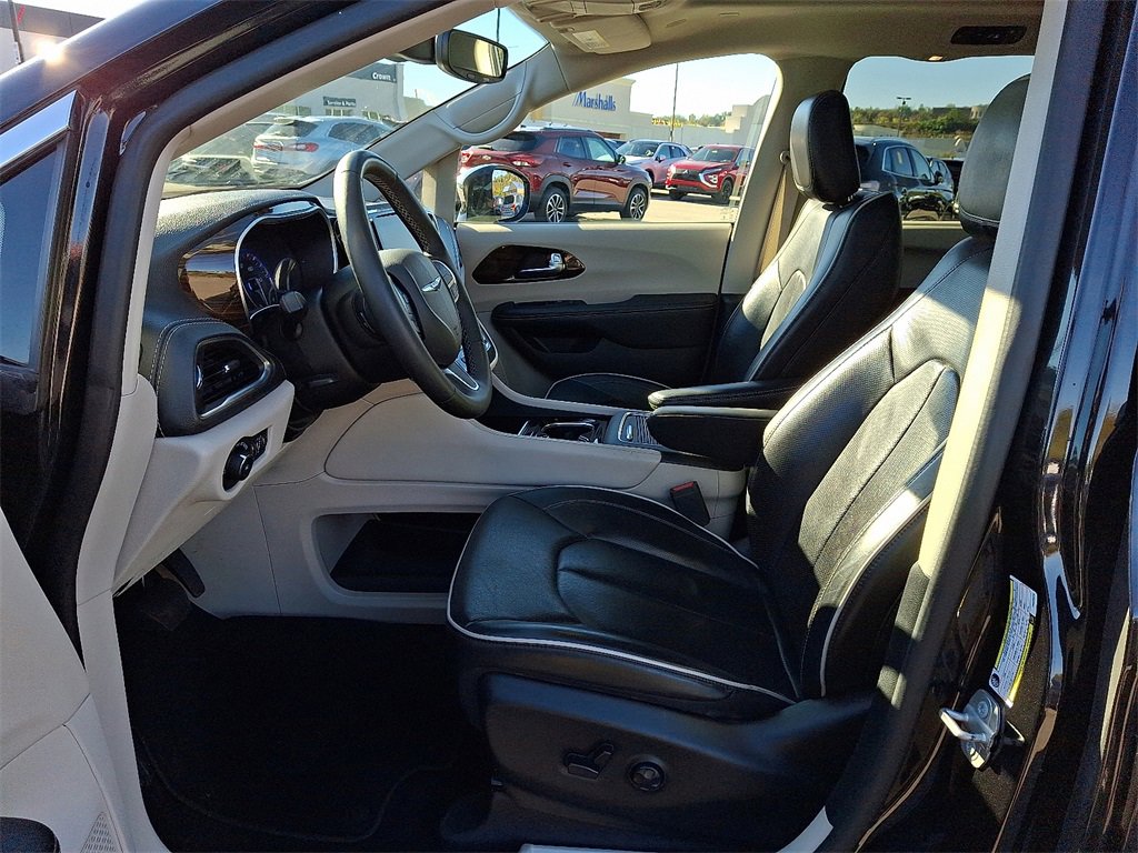 Used 2023 Chrysler Pacifica Limited image 14