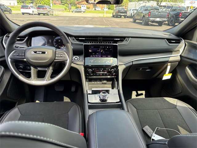 New 2025 Jeep Grand Cherokee L Altitude image 2