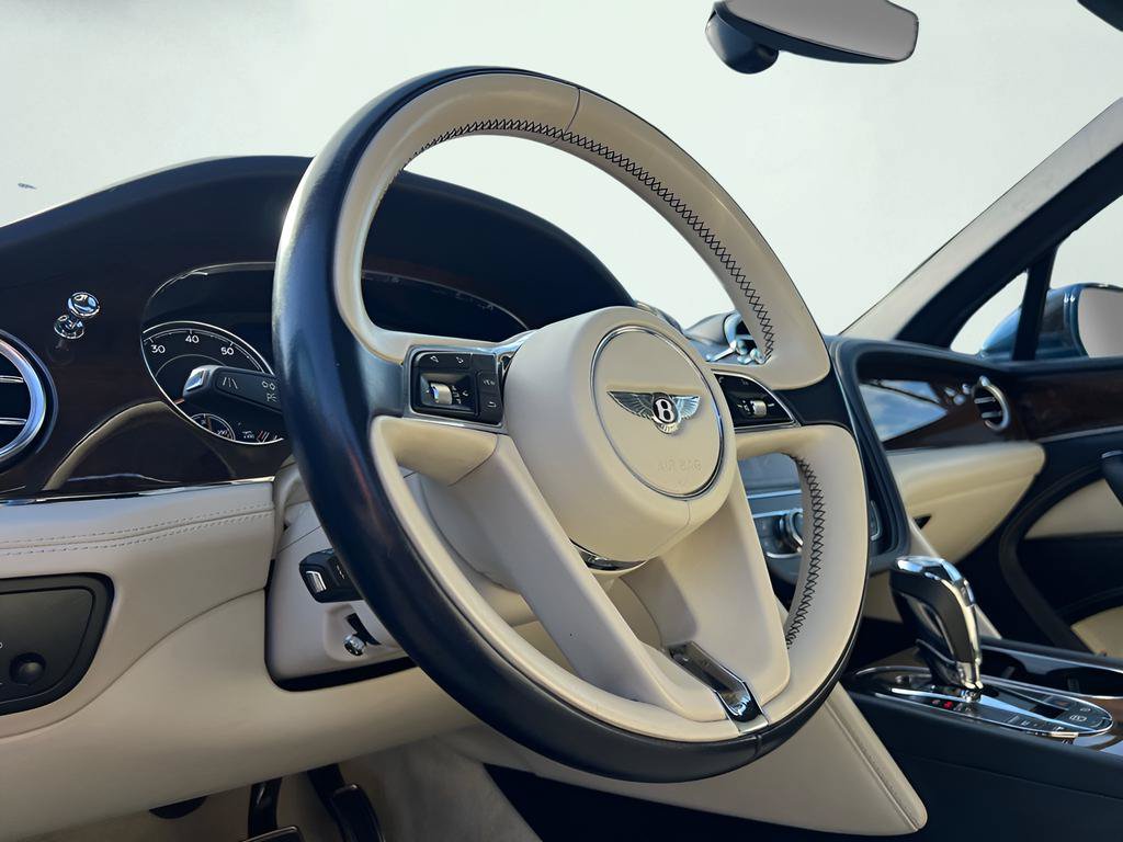 Used 2018 Bentley Bentayga AWD/4WD image 25