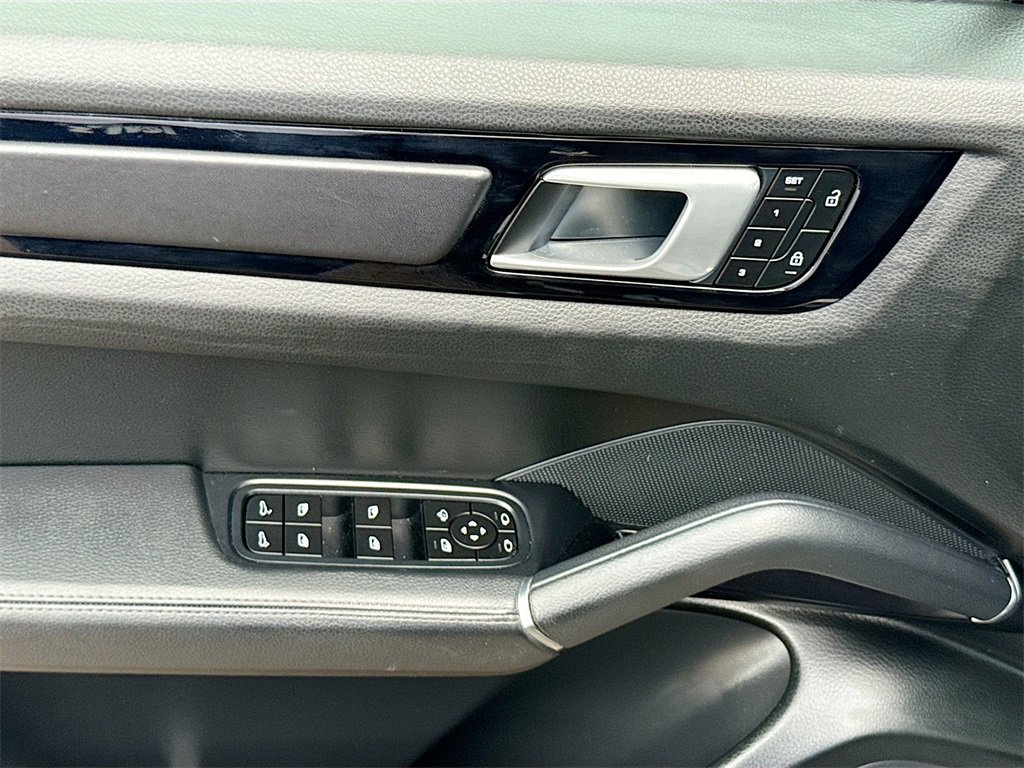 Used 2022 Porsche Cayenne Platinum Edition image 19