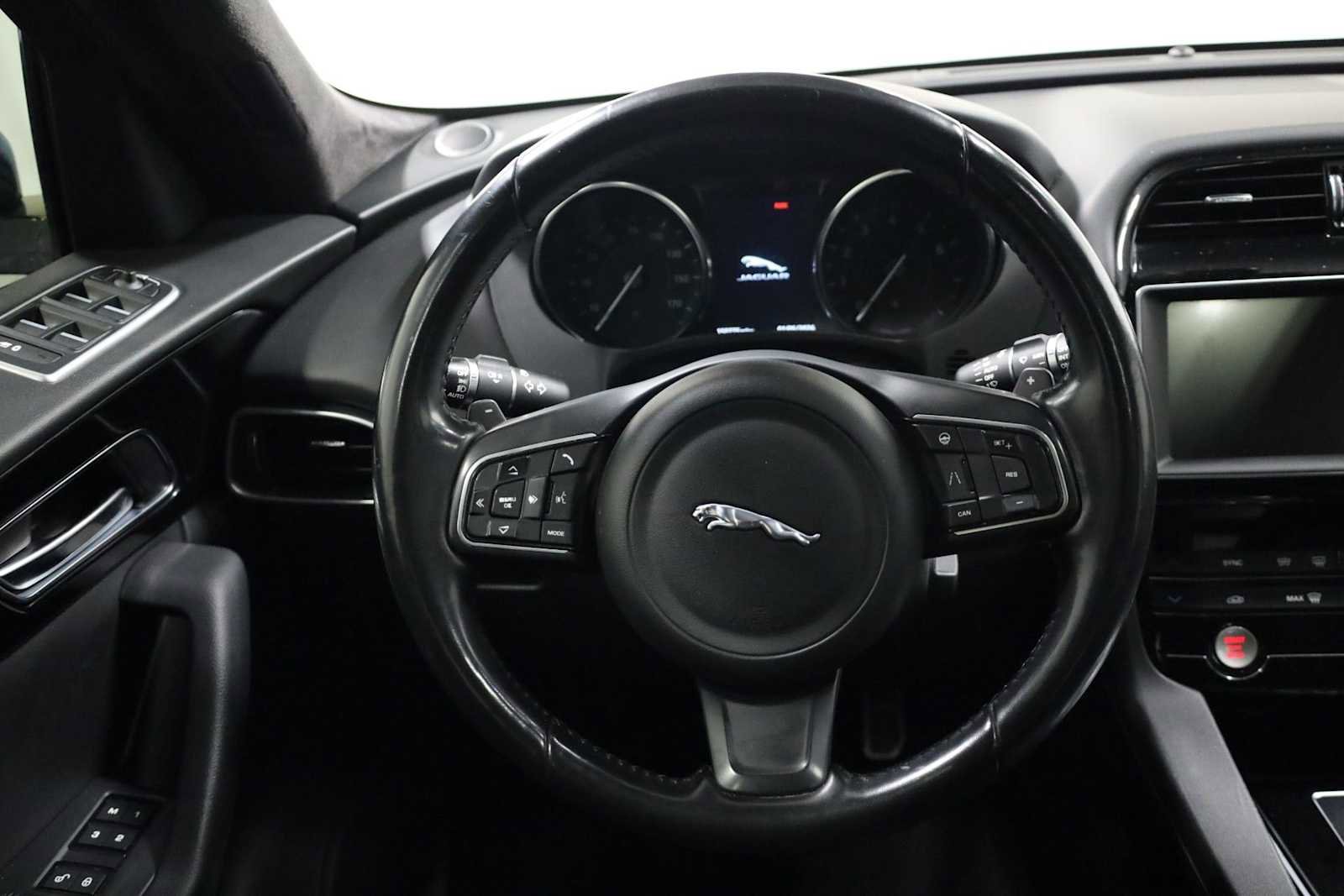 Used 2019 Jaguar F-PACE Premium image 23