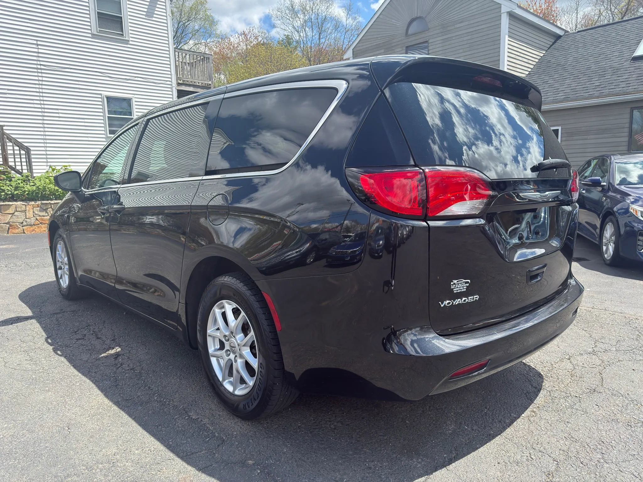 Used 2022 Chrysler Voyager LX FWD image 5