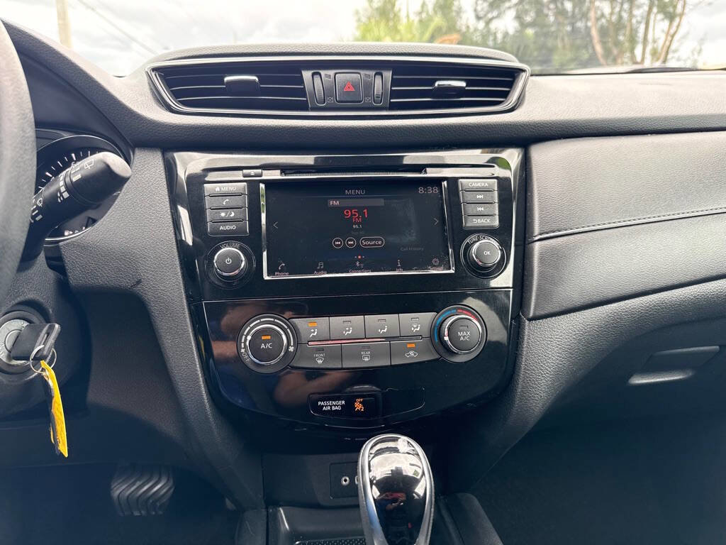 Used 2019 Nissan Rogue S w/ Special Edition Package FWD image 15