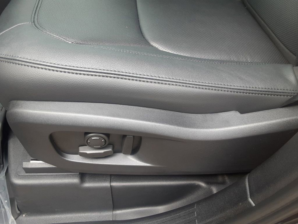 New 2024 Land Rover Defender 110 SE image 10