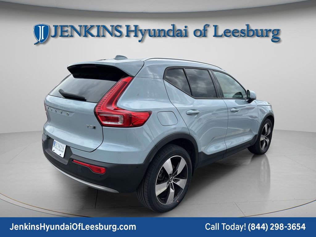 Used 2019 Volvo XC40 T5 Momentum image 2