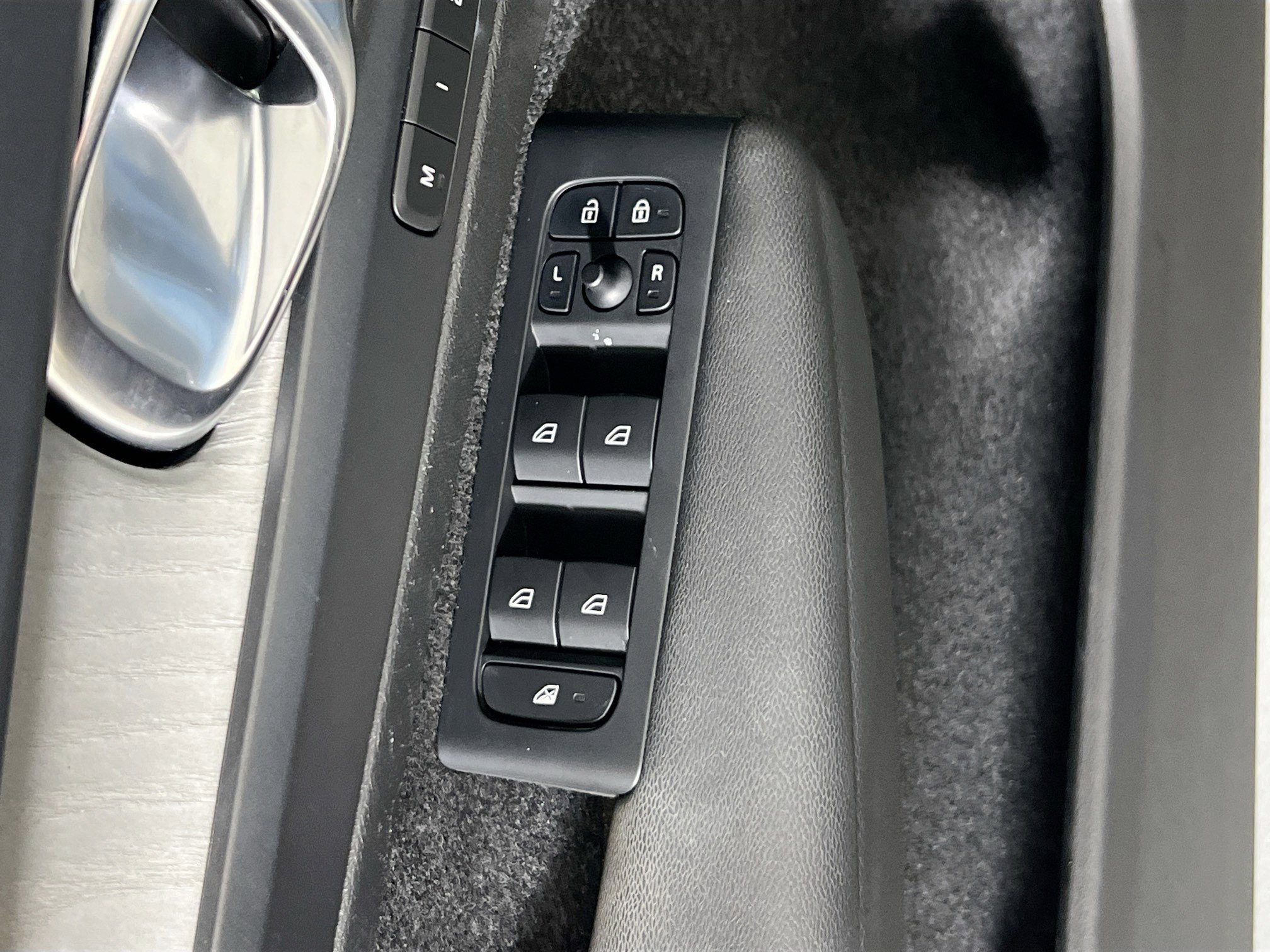 Used 2023 Volvo XC40 B5 Core w/ Convenience Package image 16