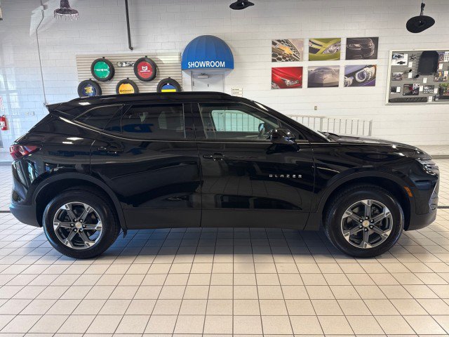 Used 2025 Chevrolet Blazer LT w/ Convenience Package FWD image 2