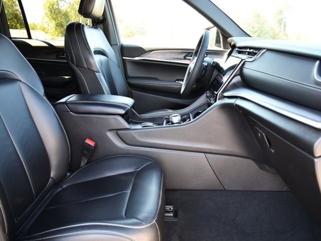 Used 2025 Jeep Grand Cherokee Limited w/ Black Appearance Package image 30