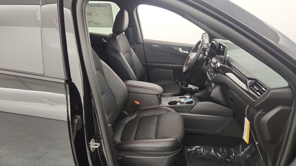 New 2026 Ford Escape ST-Line w/ Cold Weather Package AWD/4WD image 31