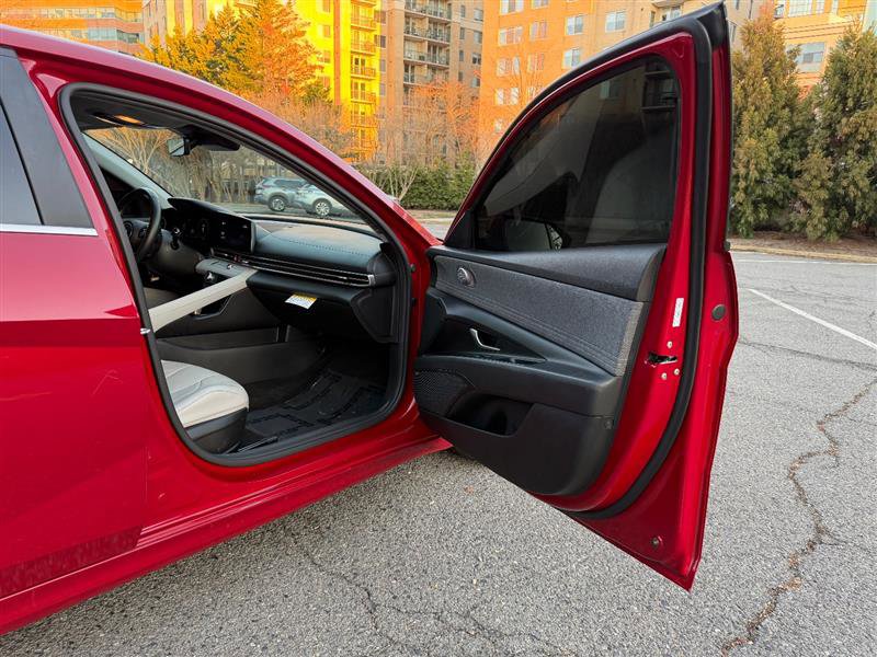 Used 2021 Hyundai Elantra Limited image 18