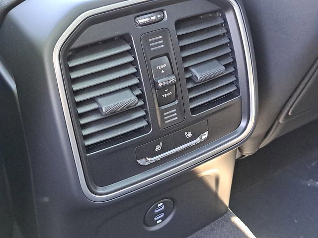 Used 2025 Porsche Macan AWD/4WD image 18