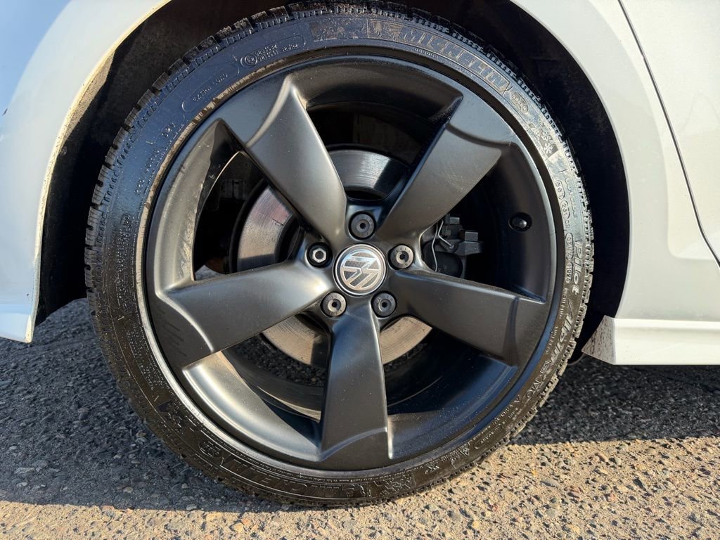 Used 2017 Volkswagen Golf R 4-Door AWD/4WD image 18