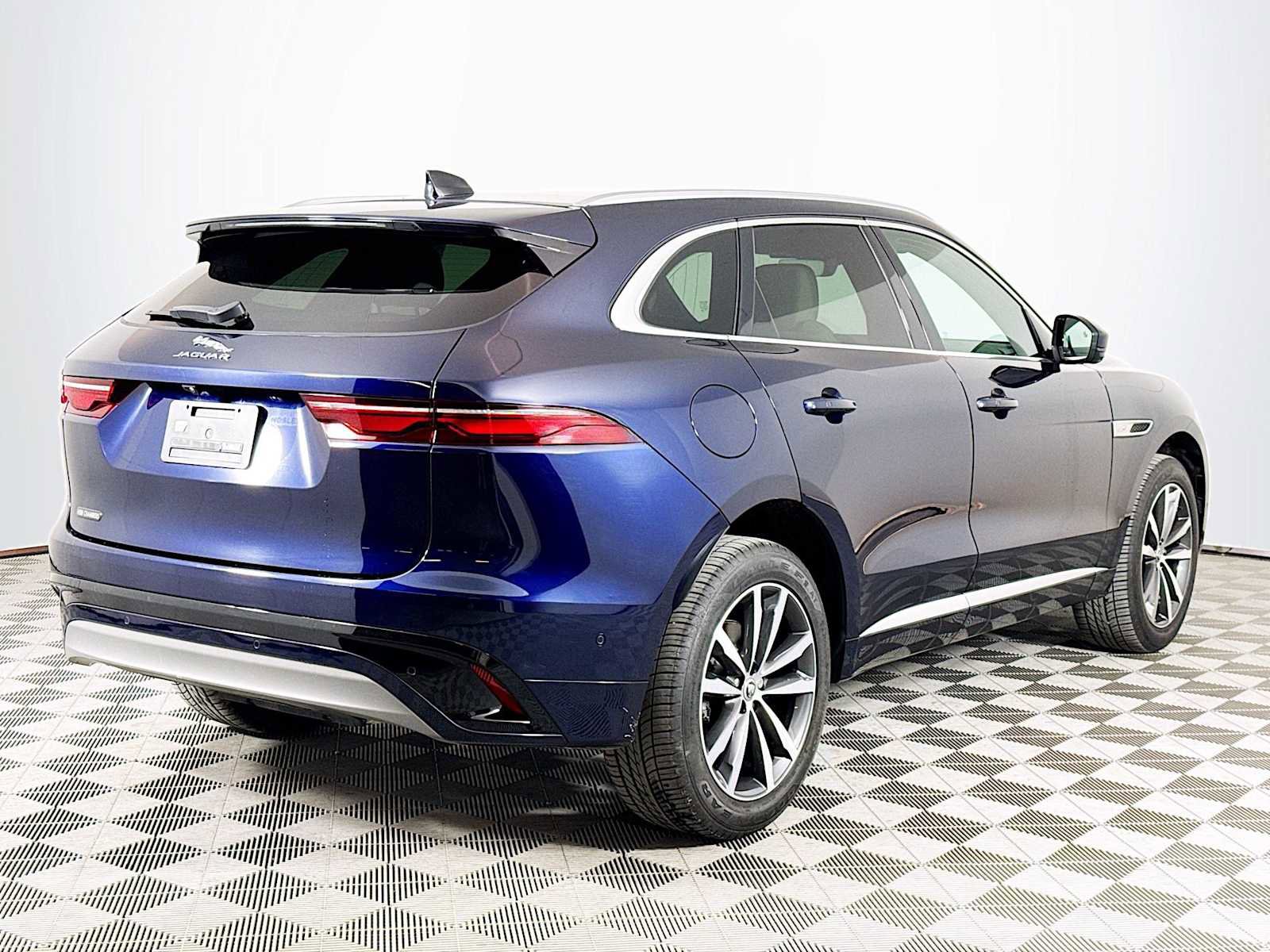 Used 2024 Jaguar F-PACE R-Dynamic S image 5