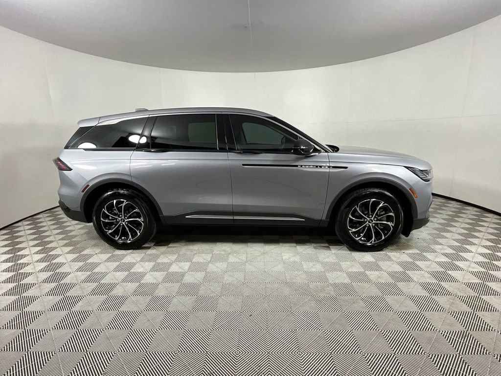 Used 2025 Lincoln Nautilus Premier image 5