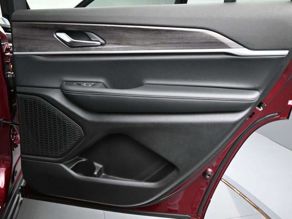 Used 2025 Jeep Grand Cherokee L Limited image 17