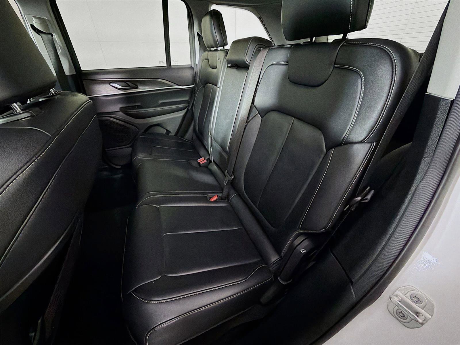 Used 2023 Jeep Grand Cherokee Limited image 22