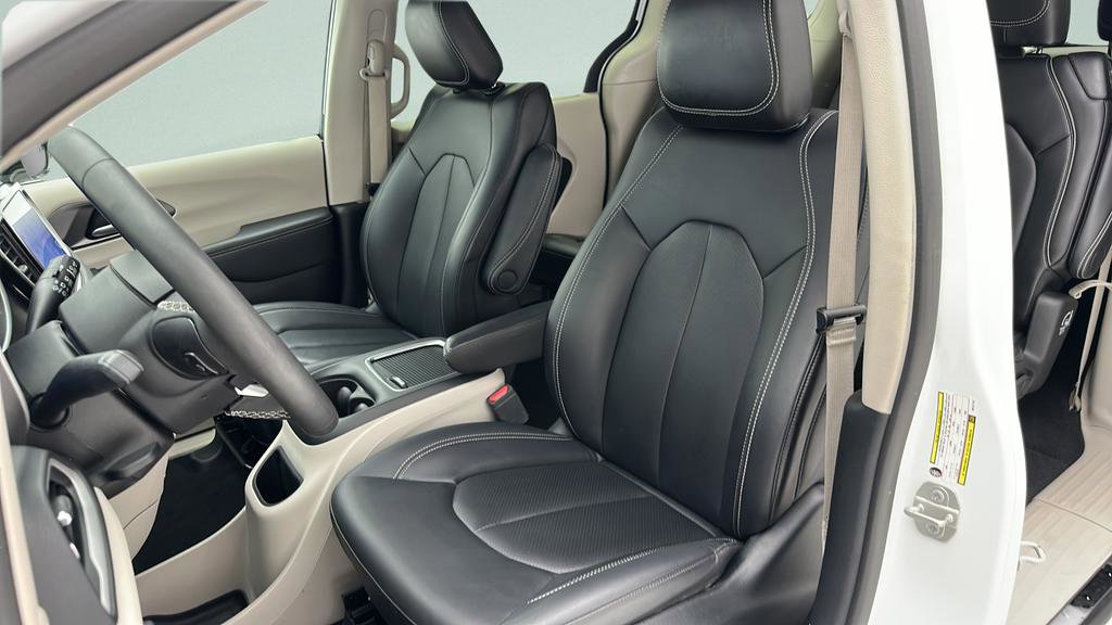 Used 2024 Chrysler Pacifica Touring-L FWD image 17
